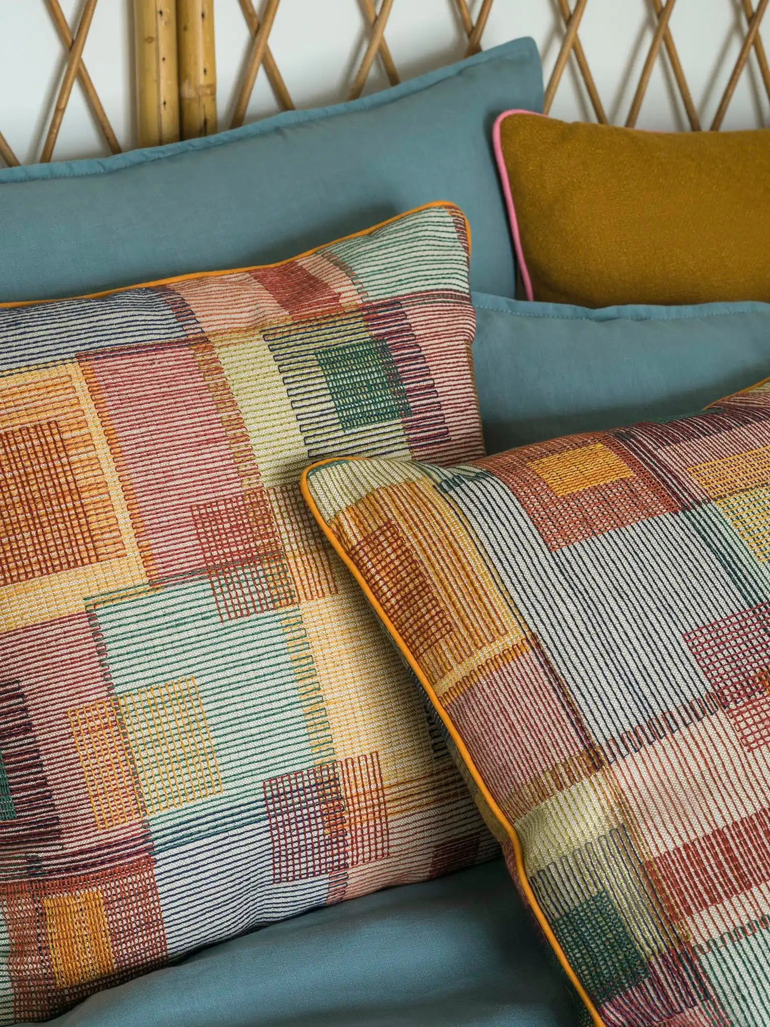 Tikehau: tessuto Pierre Frey geometrico multicolore